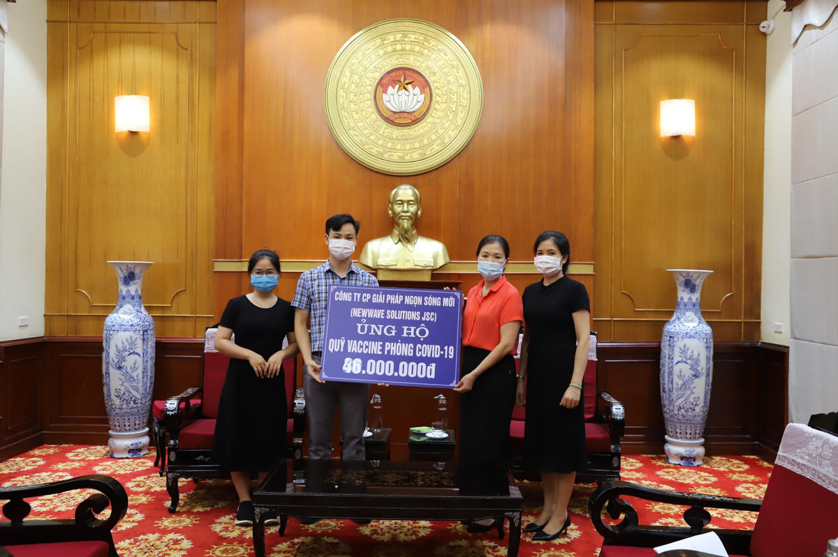 Phó Chủ tịch Trương Thị Ngọc Ánh tiếp nhận ủng hộ từ Công ty Cổ phần Giải pháp ngọn sóng mới.