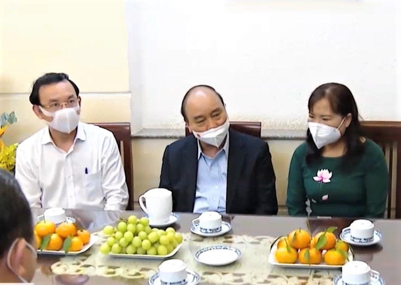 Chủ tịch nước Nguyễn Xuân Phúc tới thăm nhà giáo Triệu Thị Huệ tại quận 5 vào tối 15/11..