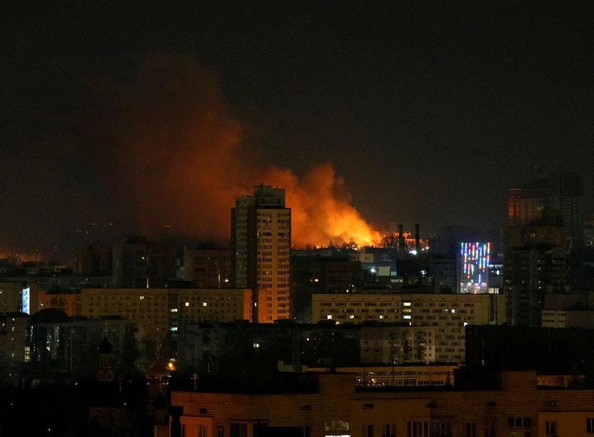 Khói và lửa bốc lên ở thủ đô Kiev, Ukraine ngày 26/2. Ảnh: Reuters.