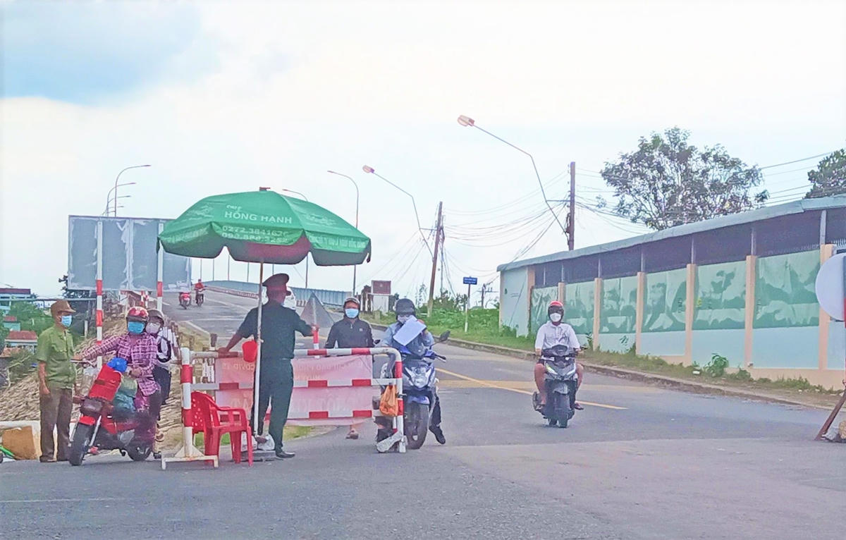 UBND tỉnh An Giang yêu cầu tạm dừng hoạt động các chốt kiểm soát phòng, chống dịch Covid-19 trên địa bàn bắt đầu từ 0 giờ ngày 25/11.