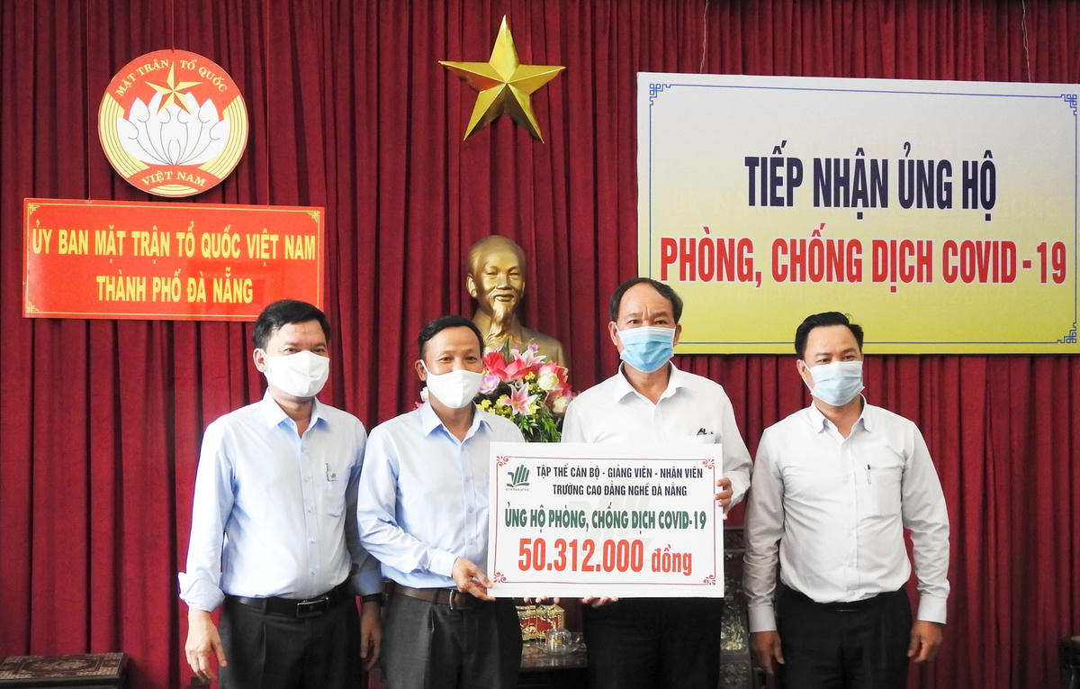 Cán bộ, viên chức, người lao động Trường Cao đẳng nghề Đà Nẵng, ủng hộ 50.312.000 đồng. Ảnh Thanh Tùng.