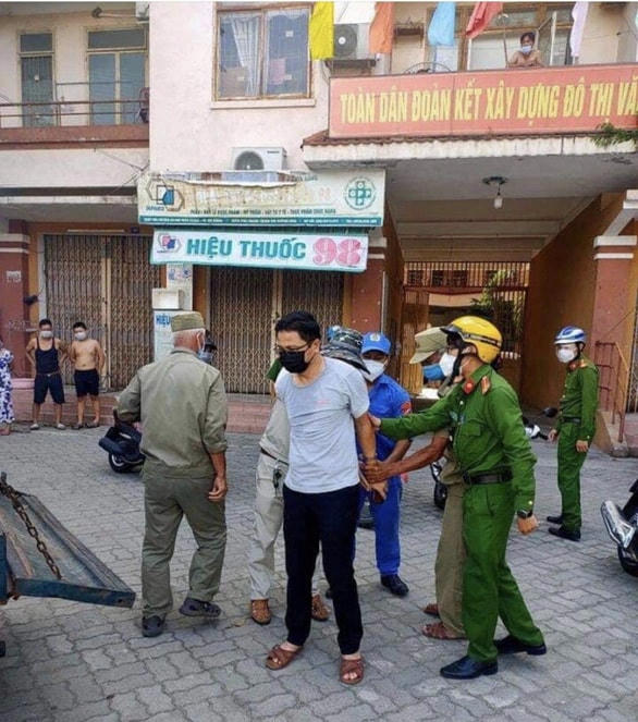 Ông Trần Vinh bị cảnh sát khống chế đưa về trụ sở sáng 1/8.