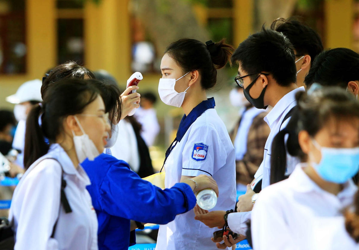 Các thí sinh thực hiện đúng các biện pháp phòng chống dịch khi đến các điểm thi. Ảnh: An Đăng.