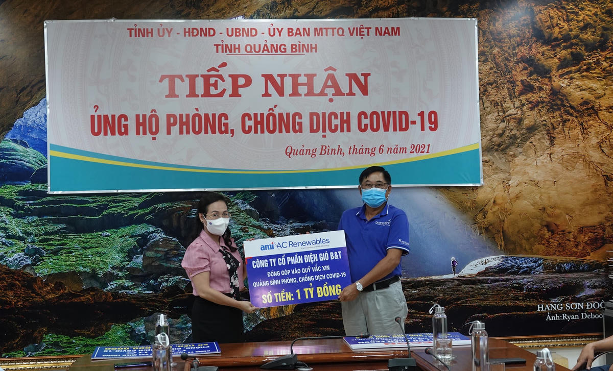 Công ty cổ phần Điện gió B&T trao ủng hộ 1 tỷ đồng.