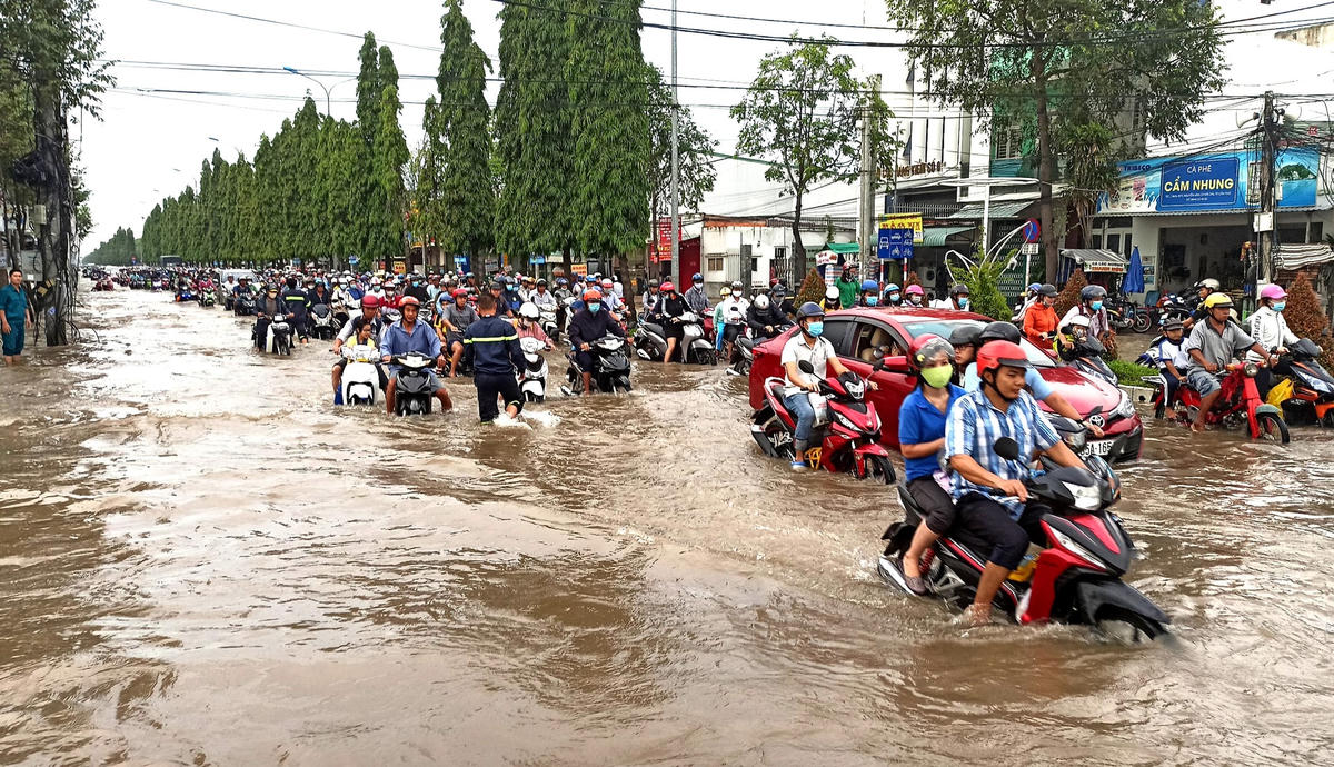 Người dân đi lại gặp nhiều khó khăn...