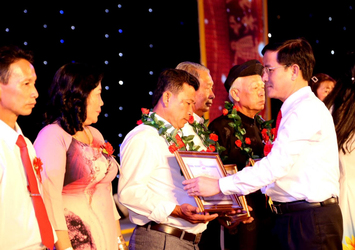 Phó Bí Thư Tỉnh uỷ Trần Văn Huyến trao Bằng khen cho các tập thể.