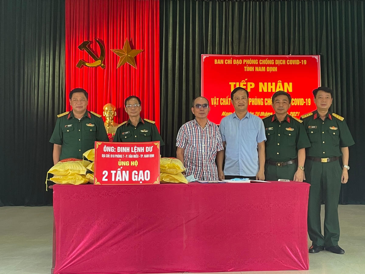 Hai tấn gạo do ông Đinh Lệnh Dư (đứng giữa) ủng hộ đã được Bộ Chỉ huy Quân sự tỉnh Nam Định tiếp nhận ngay trong chiều 26/5.