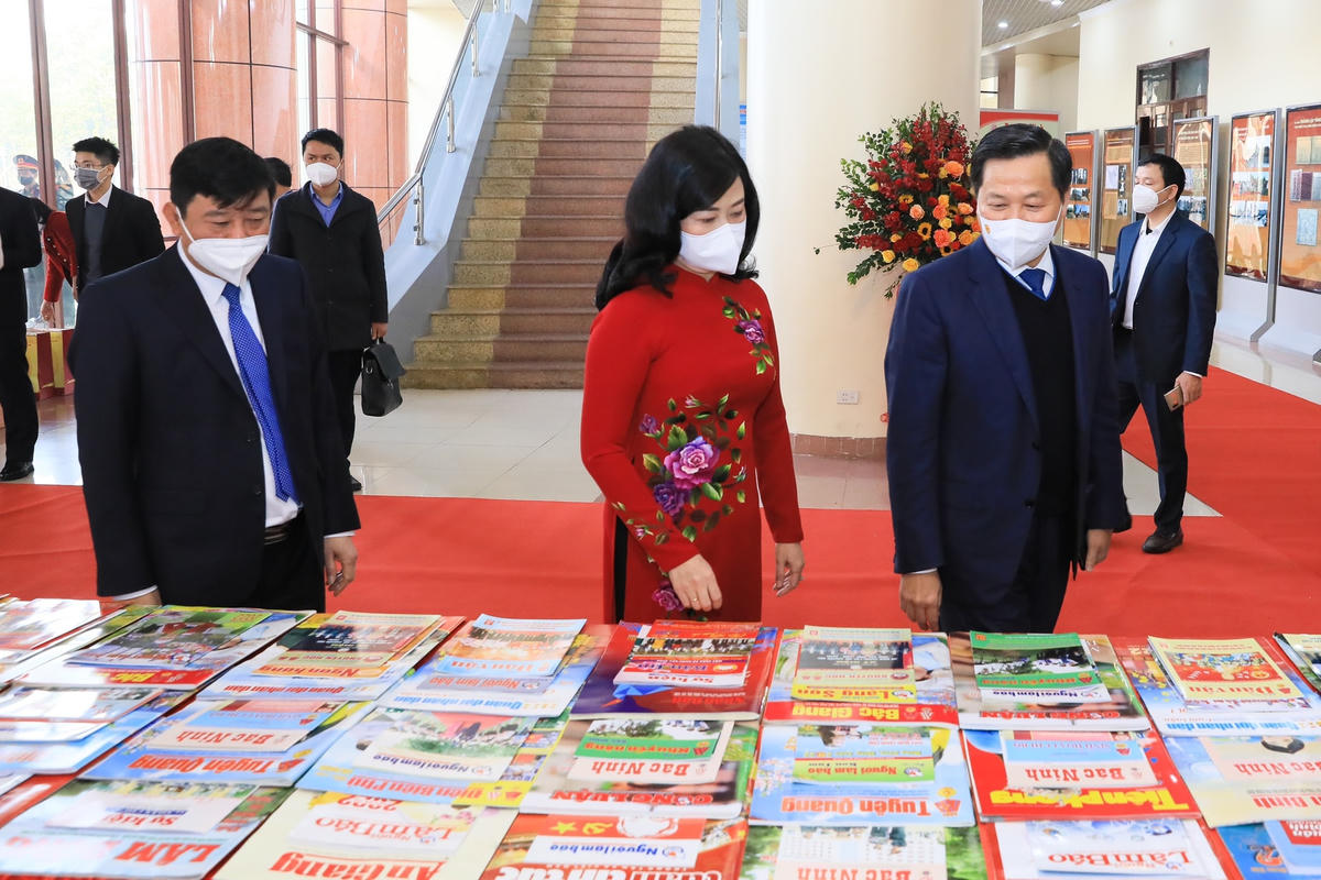Bí thư Trung ương Đảng, Phó Thủ tướng Lê Minh Khái và Bí thư tỉnh Bắc Ninh Đào Hồng Lan tại gian trưng bày báo Xuân.