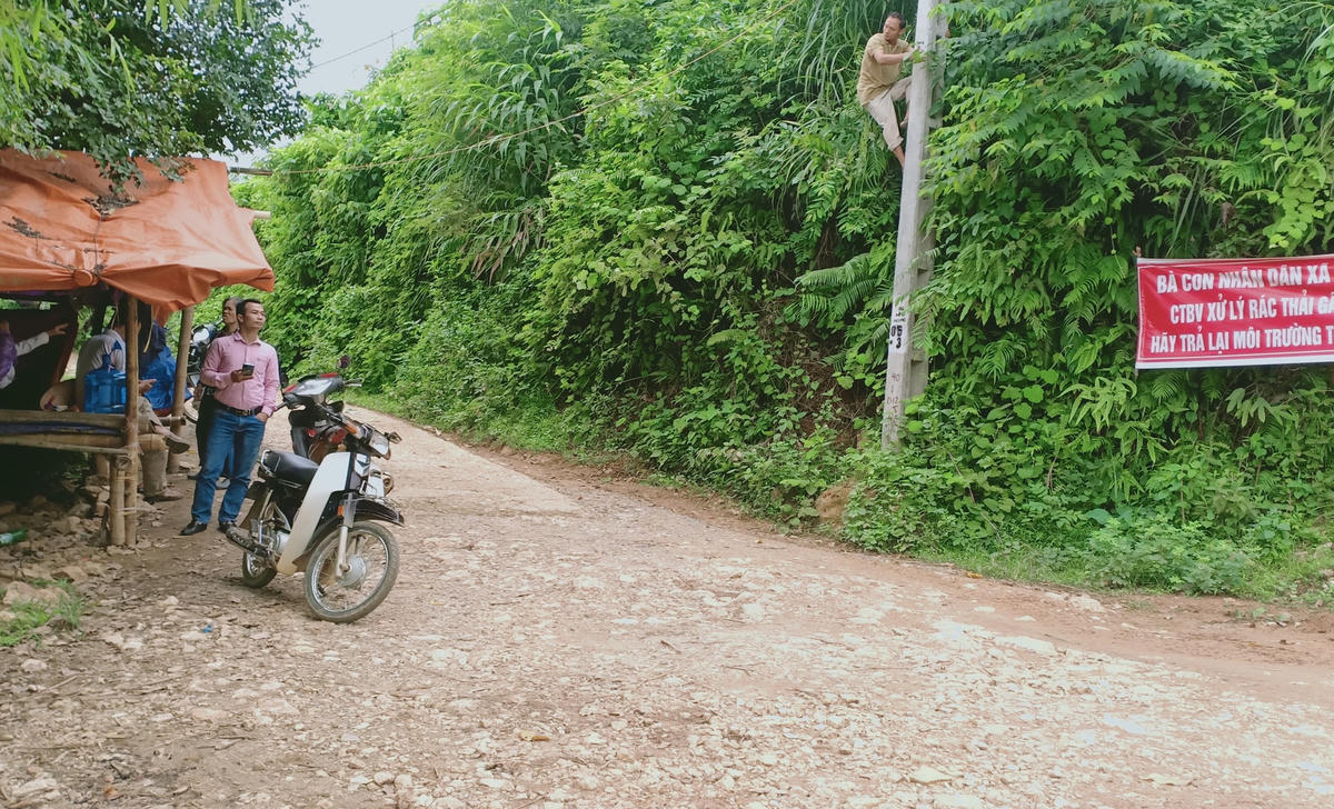 Dân dựng lán thay phiên nhau trông không cho xe chở rác vào nhà máy.