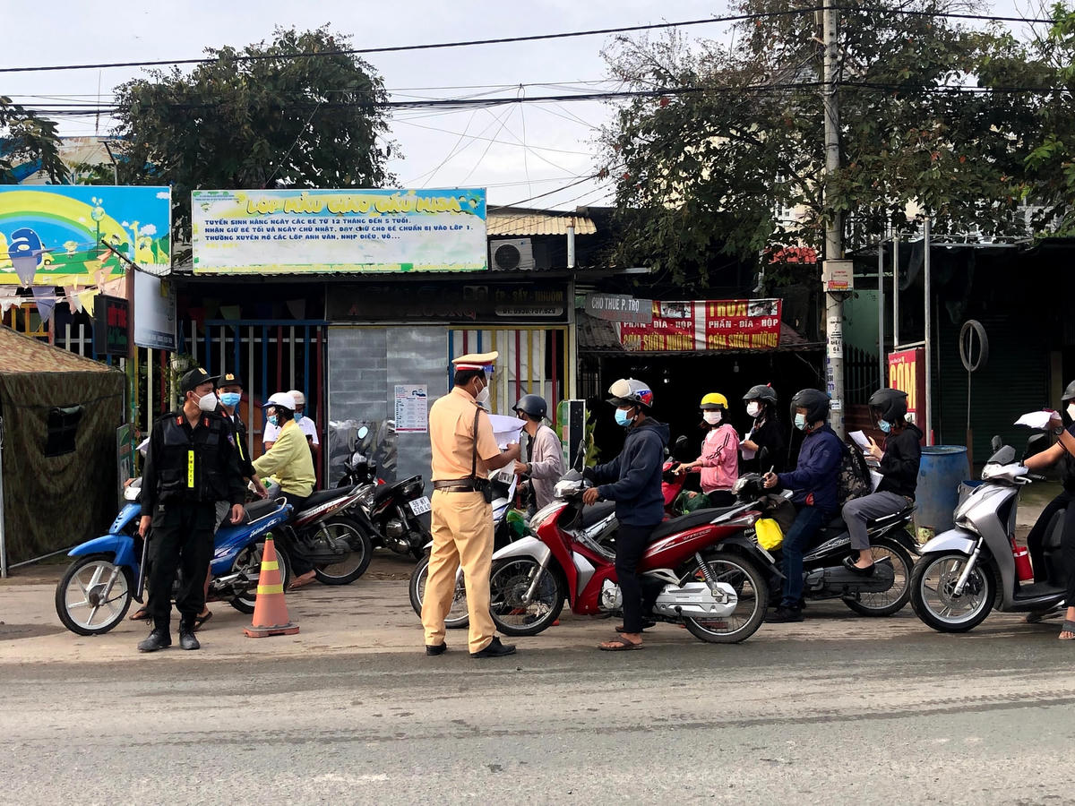 Kiểm tra phương tiện từ phía Long An qua TP HCM.