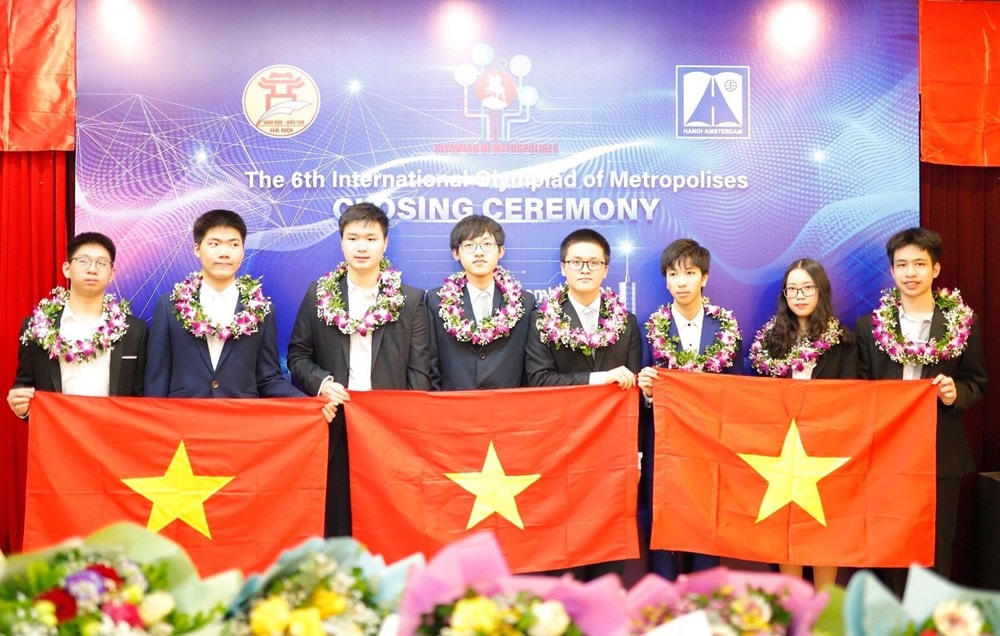 Đoàn học sinh Hà Nội tham dự cuộc thi và giành giải nhì đồng đội. (Ảnh: Sở GD-ĐT Hà Nội).
