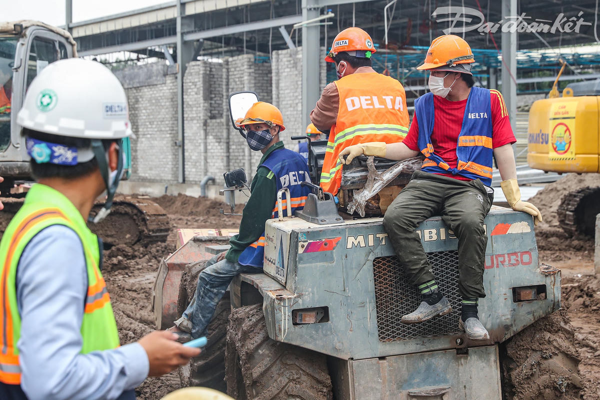 Tại công trường có hàng chục loại máy móc được huy động tối đa.