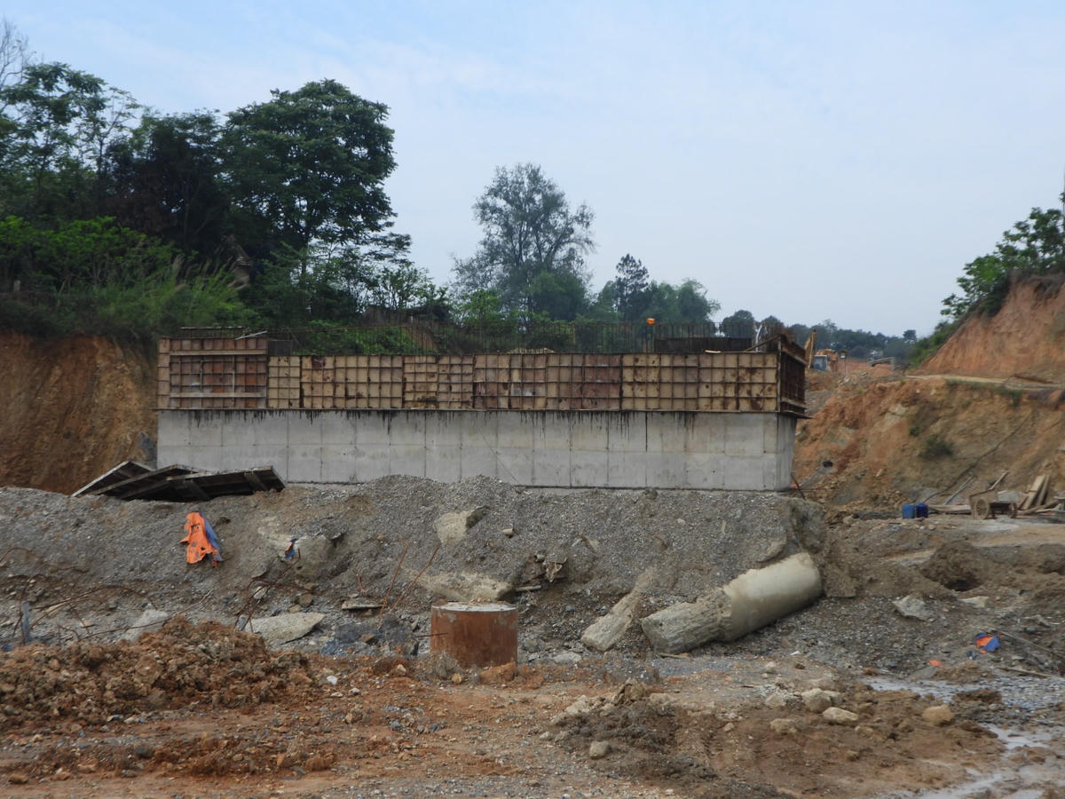 Cầu tiền tỷ thuộc Dự án đường giao thông KCN Đồng Bành (giai đoạn 1) đang thi công đã nứt toác, phải đập đi xây lại từ đầu.