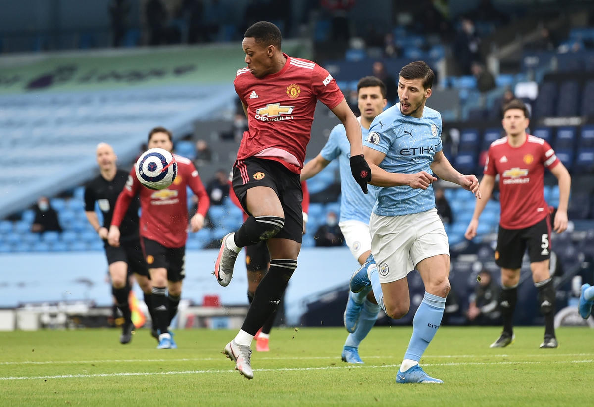 Phòng thủ số đông nhưng Man Utd vẫn dễ dàng bị Man City xuyên phá.