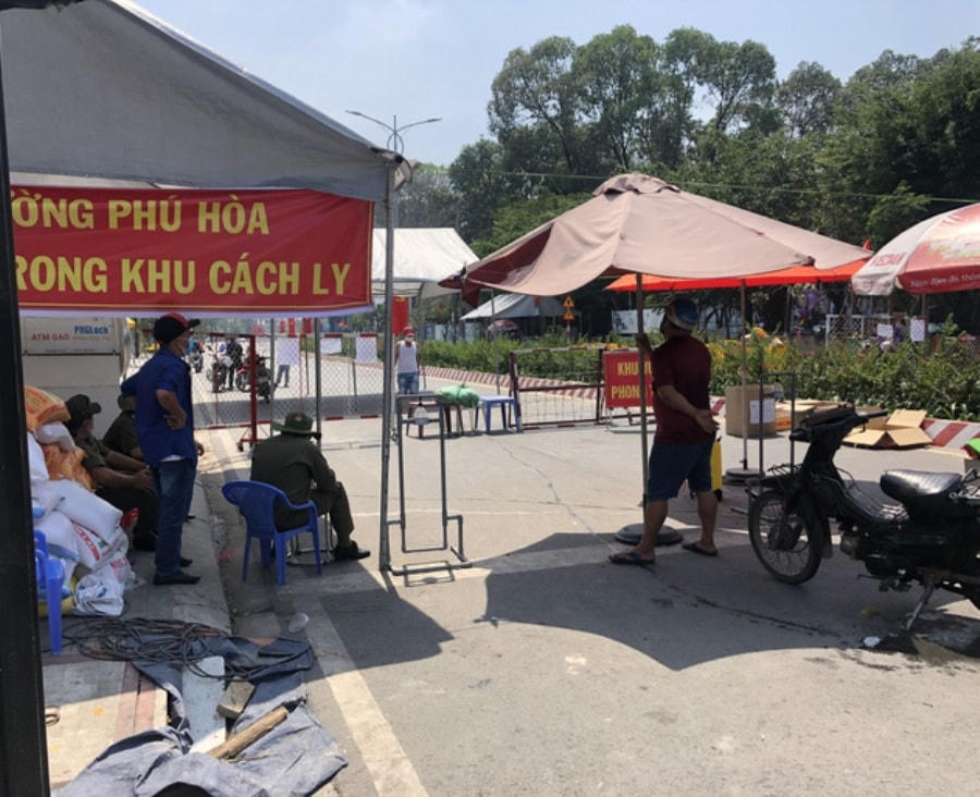 Lực lượng chức năng cách ly một điểm trên địa bàn tỉnh Bình Dương có liên quan đến các ca nhiễm trên.