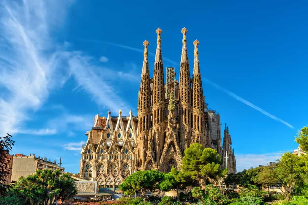 La Sagrada Família, Tây Ban Nha - Nhà thờ do Gaudi thiết kế ở Barcelona nhưng chưa được hoàn thiện,  nhà thờ dự tính sẽ được hoàn thành vào kỷ niệm một trăm năm cái chết của Gaudi vào năm 2026.  