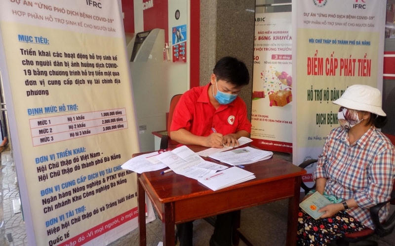 Người dân nhận hỗ trợ khó khăn do Covid-19. Ảnh: ND.