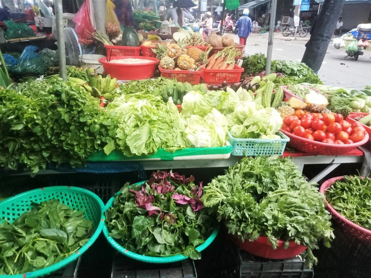 Các loại rau, củ dồi dào tại các chợ phục vụ cho người dân.