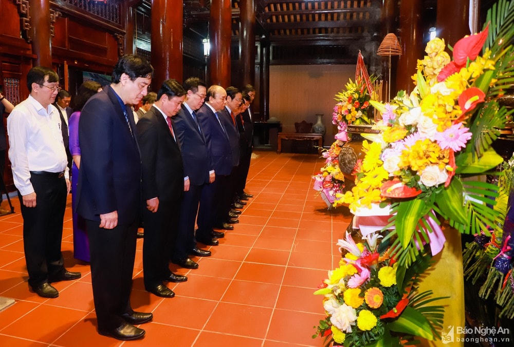 Thủ tướng Nguyễn Xuân Phúc và đoàn công tác dâng hoa, dâng hương lên anh linh Chủ tịch Hồ Chí Minh tại Khu Di tích Kim Liên.