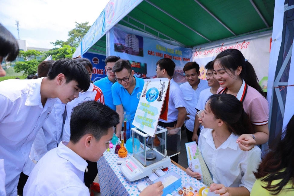 Sinh viên Khoa Hóa học được học tập thông qua trải nghiệm.