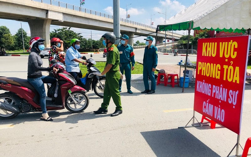 Một chốt kiểm soát của lực lượng chức năng tỉnh Đồng Nai giáp ranh với địa bàn tỉnh Bình Dương. Ảnh: N.V.