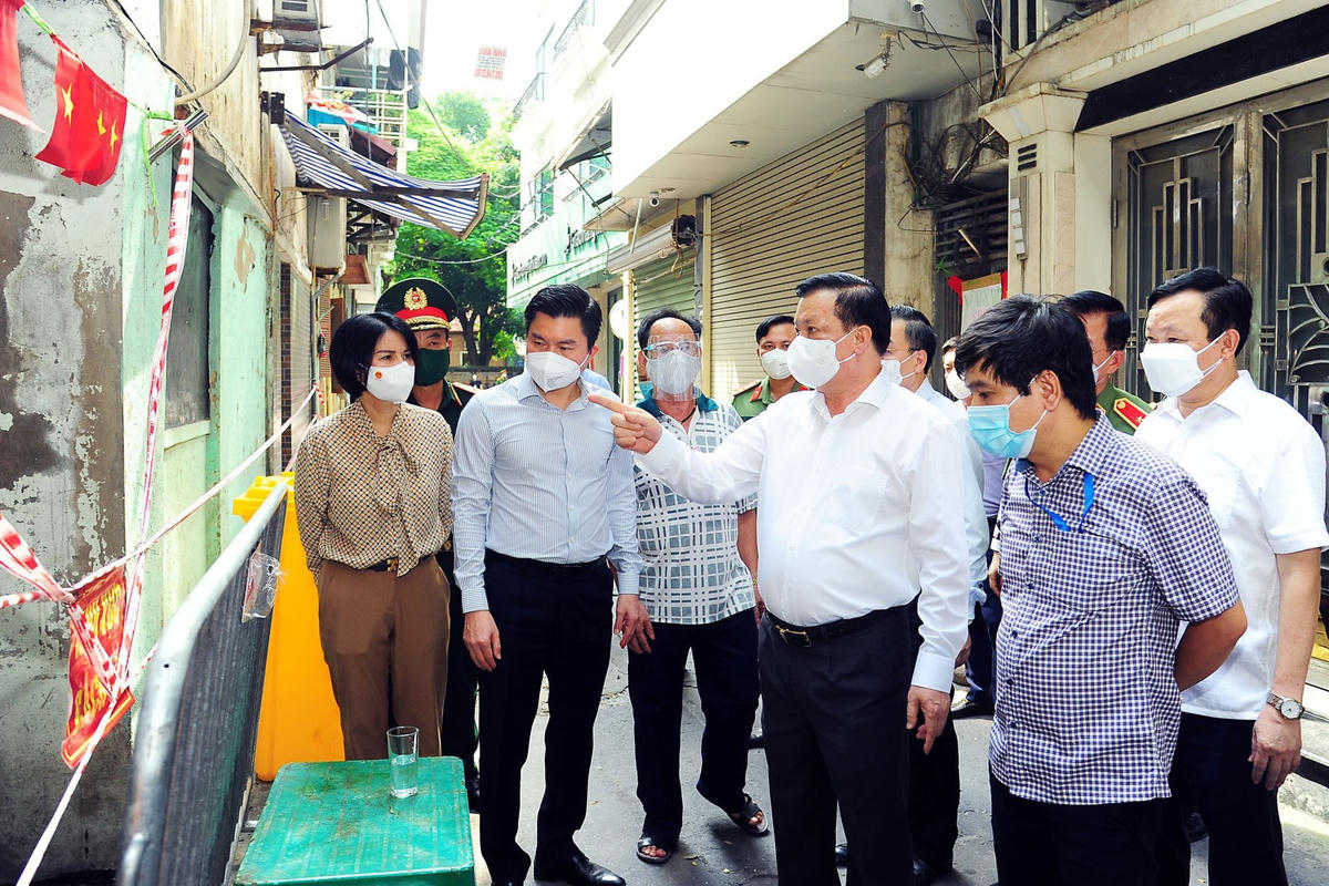 Bí tư Thành uỷ Hà Nội Đinh Tiến Dũng yêu cầu các quận, huyện chủ động xây dựng kịch bản, phương án phòng, chống dịch, tổ chức kiểm soát chặt chẽ từ "gốc" tới từng ngõ, ngách, hộ gia đình.