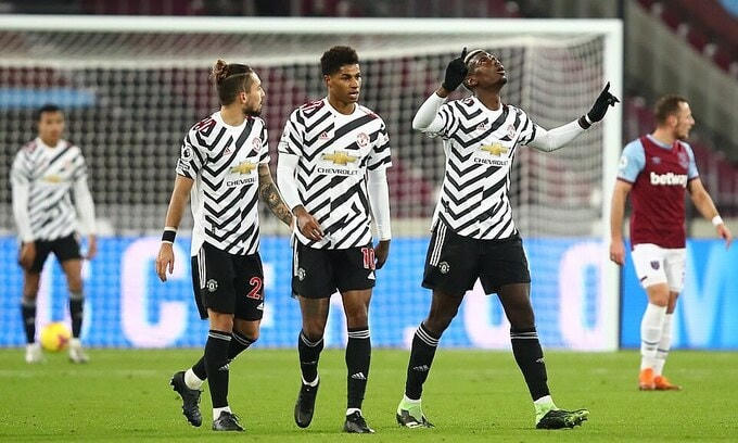 Pogba (phải) mừng bàn gỡ hòa cho Man Utd. Ảnh: Reuters.