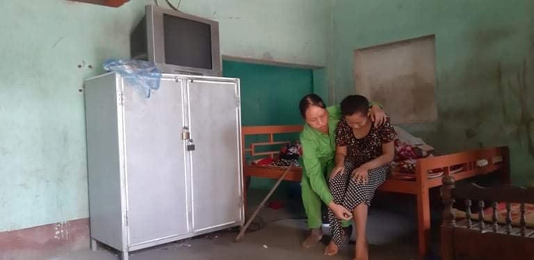 Chị Nhung nuôi 3 con nhỏ, trong đó cháu lớn bị tật nguyền, và còn chăm sóc bố mẹ già 80-90 tuổi.