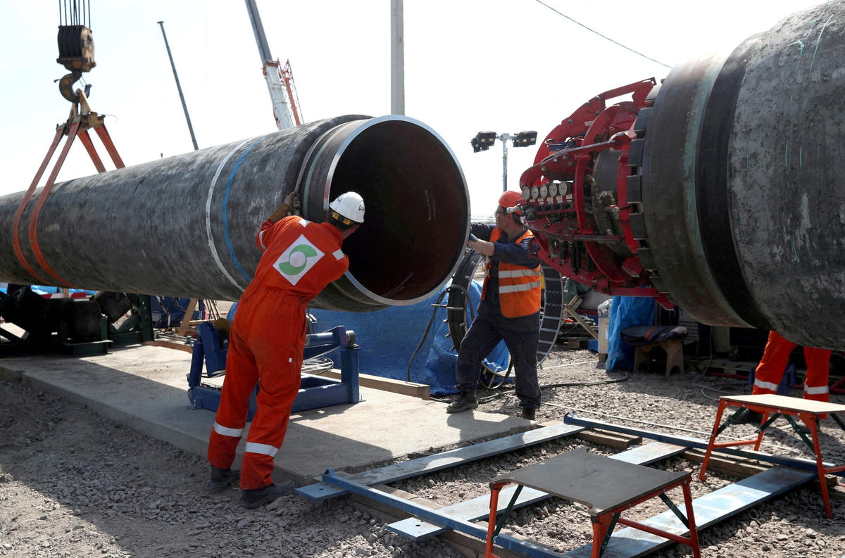 Công nhân dự án đang triển khai lắp ráp và hoàn thiện ống dẫn khí đốt. Ảnh: Reuters.