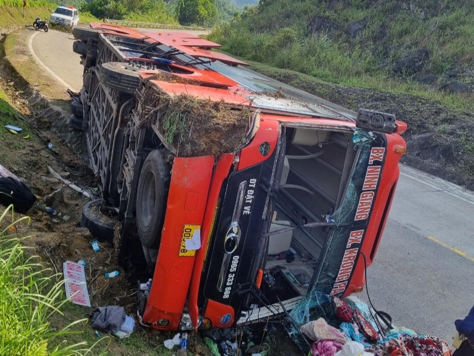 Xe khách BKS: 34B-009.78 bị hư hỏng nặng.  