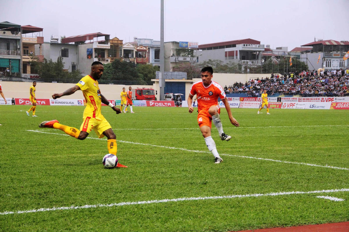 Dù được đánh giá là tiền đạo săn bàn hàng đầu tại V.league nhưng Hoàng Vũ Samson đang trở thành nỗi thất vọng của người hâm mộ xứ Thanh.
