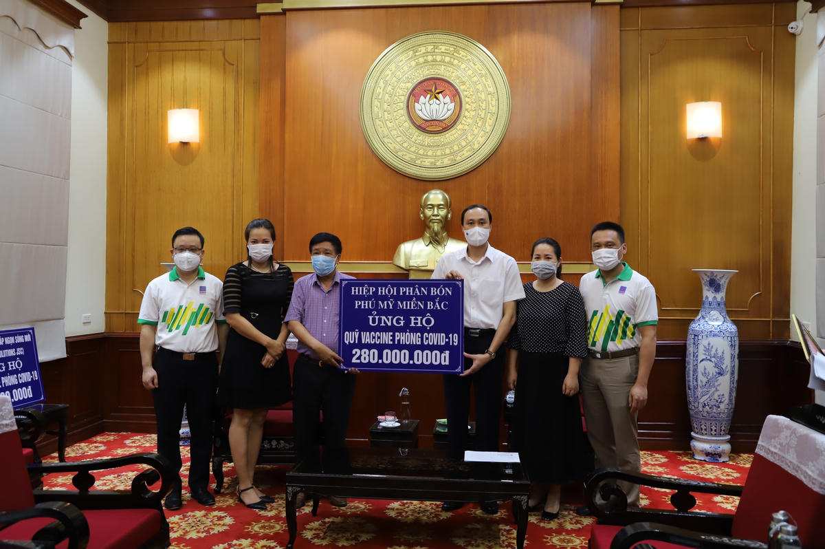 Phó Chủ tịch Phùng Khánh Tài tiếp nhận ủng hộ từ Hiệp hội phân bón Phú Mỹ miền Bắc.