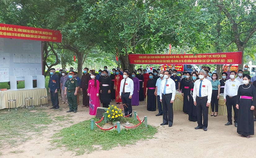 Cử tri xã xã Hồng Quang, huyện Lâm Bình, Tuyên Quang đi bầu cử.