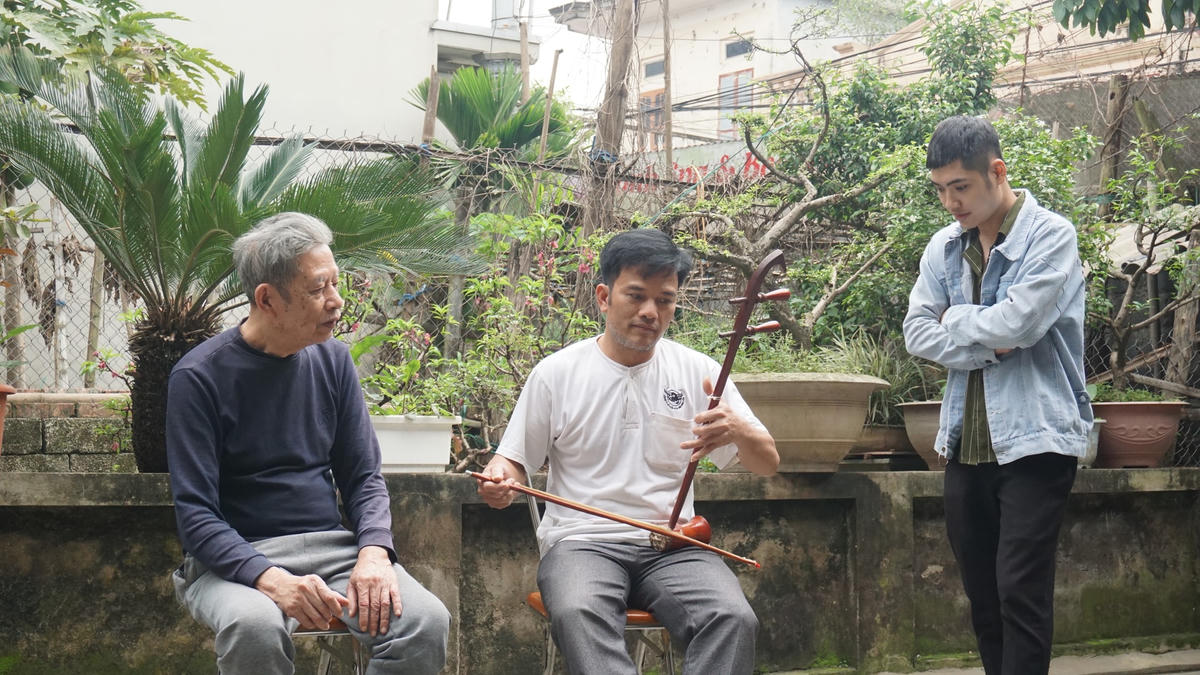 Những năm qua, NNƯT Hoàng Văn Hởi đã truyền dạy hát chèo cho gần 200 học trò.