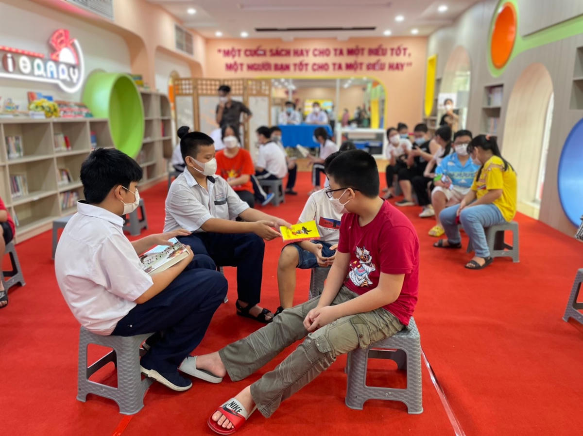 Phòng chờ tiêm ở một số trường được thiết kế với nhiều kệ sách cho học sinh.