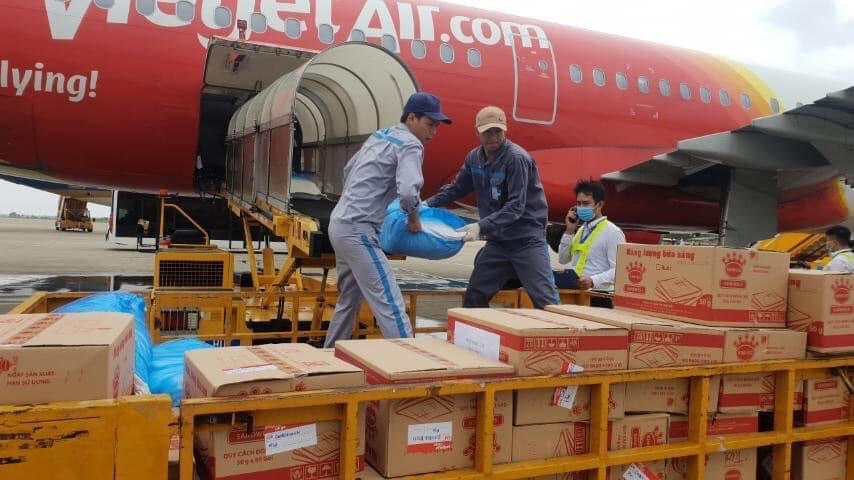 Vận chuyển miễn phí hàng hóa từ thiện đến miền Trung.