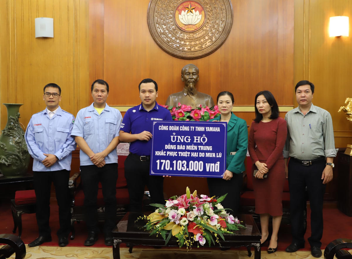 Phó Chủ tịch Trương Thị Ngọc Ánh tiếp nhận ủng hộ từ Công đoàn Công ty TNHH Yamaha.
