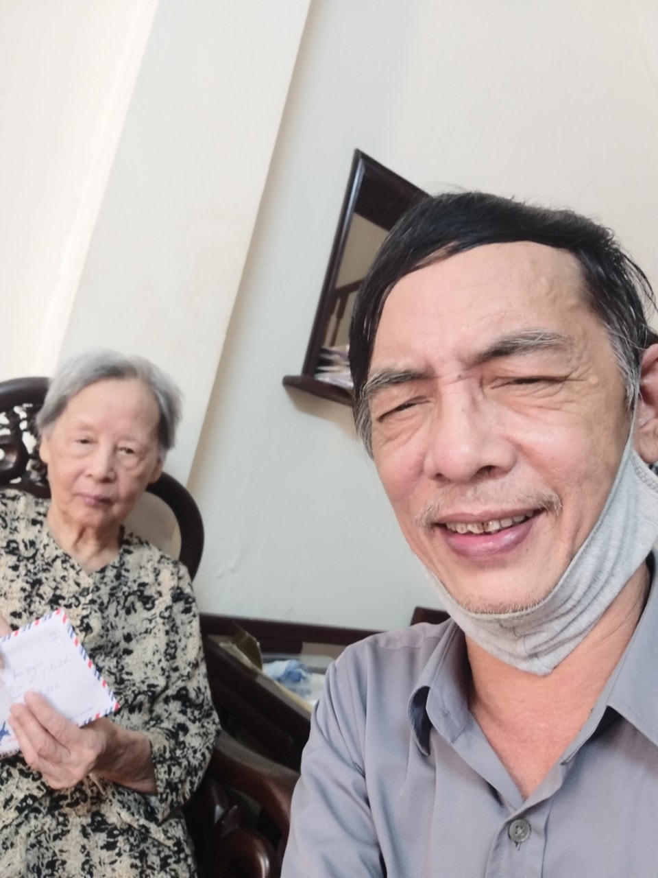 Phu nhân và con trai cố nhạc sĩ Hoàng Giác phấn khởi khi nhận tiền tác quyền vào những ngày giãn cách xã hội.