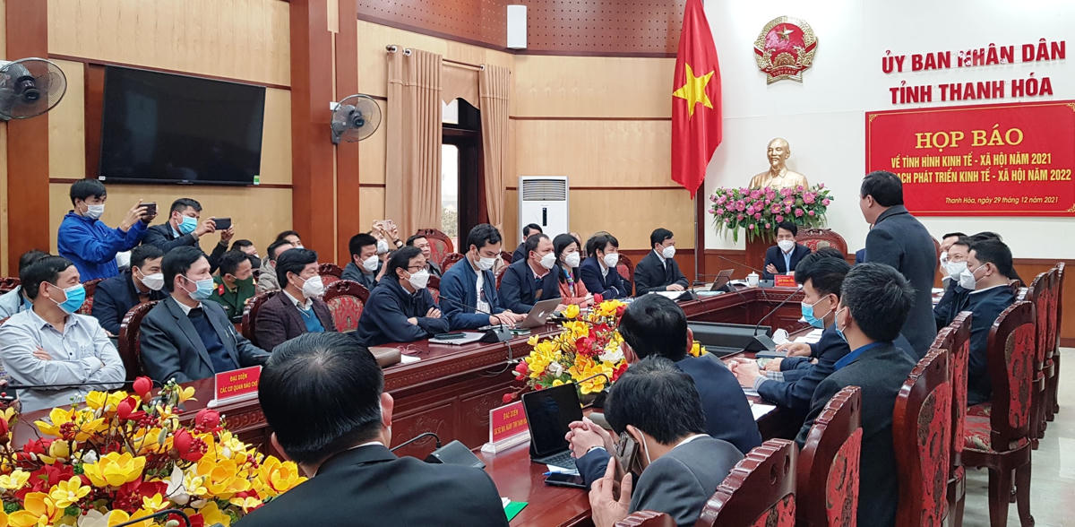 Các cơ quan báo chí đặc biệt quan tâm đến câu trả lời của ngành Y tế Thanh Hóa tại buổi họp báo.
