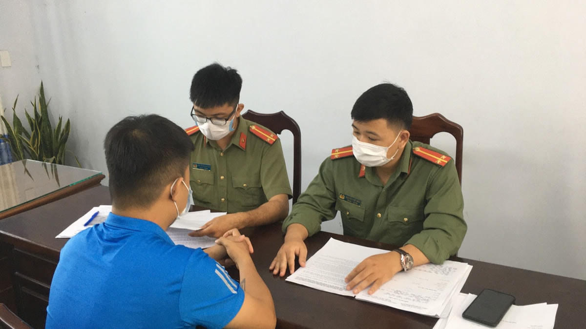 Đối tượng N.V. T.  được triệu tập đến cơ quan Công an trưa ngày 4/5 (ảnh do công an cung cấp).