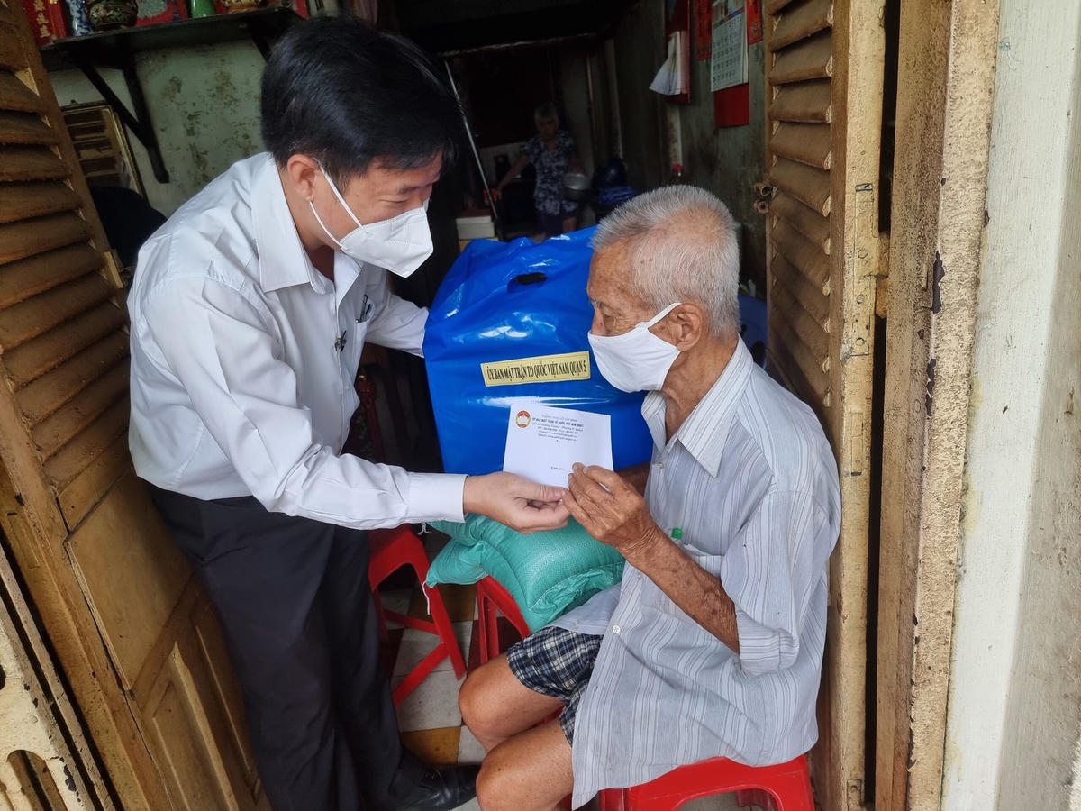 Ủy ban MTTQVN quận 5, TP HCM đến thăm, tặng quà người khó khăn do dịch Covid-19.