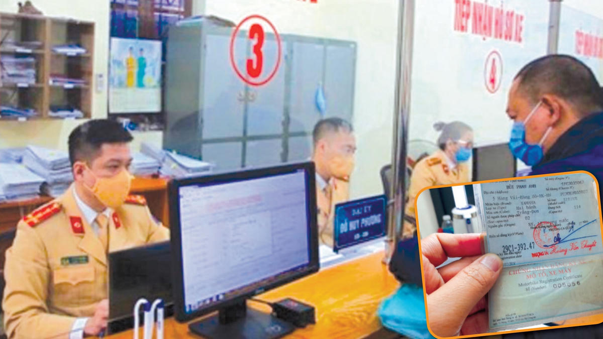Cán bộ Cảnh sát giao thông thực hiện đăng ký phương tiện giao thông cho người dân. Ảnh: TL.