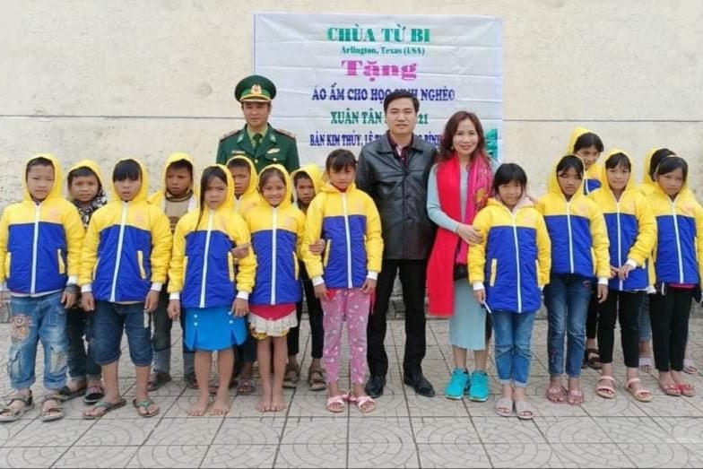 Thầy Tình cùng đơn vị thiện nguyện trao tặng áo ấm cho học sinh Vân Kiều.