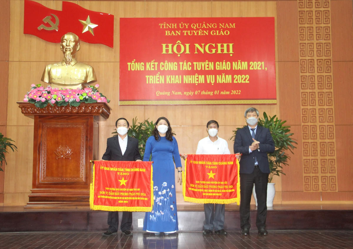 UBND tỉnh Quảng Nam tặng Cờ thi đua cho Ban Tuyên giáo Huyện ủy Đại Lộc và Ban Tuyên giáo Huyện ủy Nam Trà My.