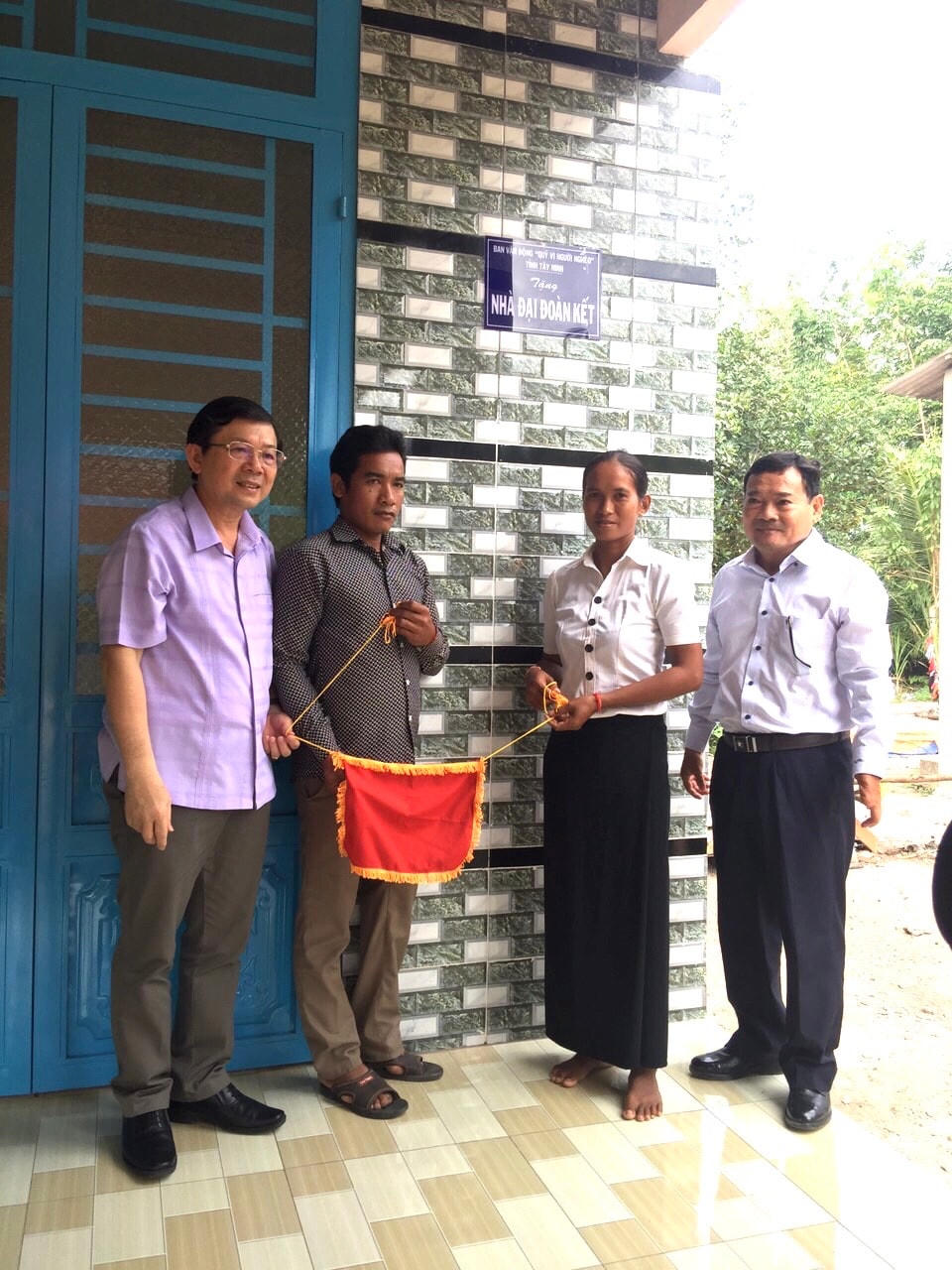 Phó Chủ tịch UBTƯ MTTQ Việt Nam Nguyễn Hữu Dũng cùng lãnh đạo Mặt trận tỉnh Tây Ninh trao nhà Đại đoàn kết tại huyện Tân Châu.