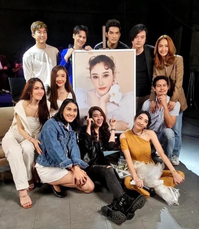 Dàn diễn viên "Benja Keeta Rak" bên di ảnh Tangmo.