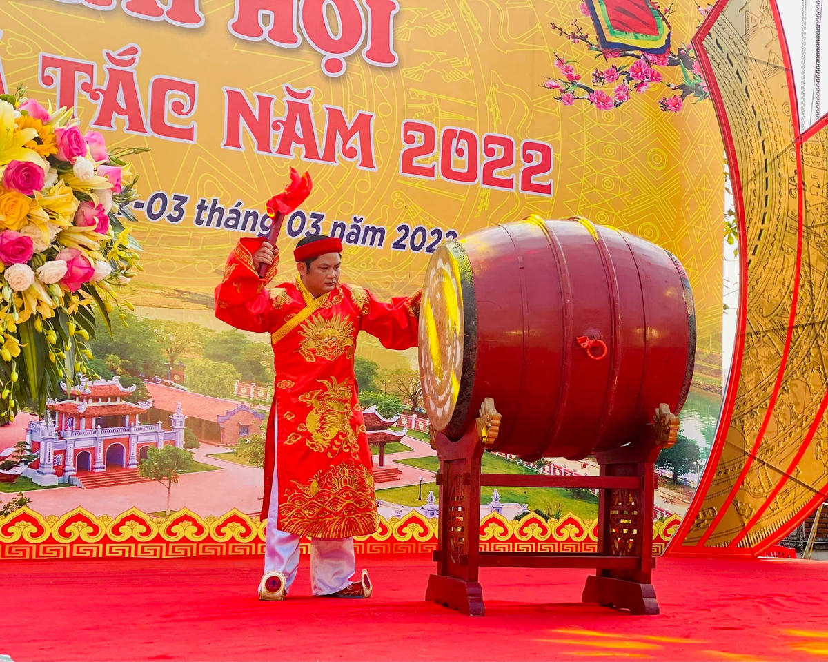 Ông Đỗ Văn Tuấn, Ủy viên BTV Thành ủy, Phó Chủ tịch UBND TP Móng Cái gióng trống khai hội đền Xã Tắc năm 2022.