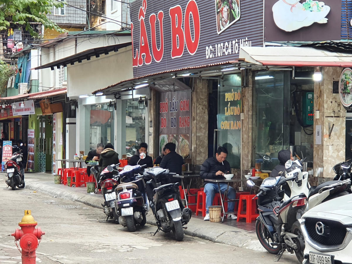 Dù giá cả tăng cao nhưng người dân vẫn "cắn răng" chi tiền vì đã ngán ngẩm những đồ ăn ngày Tết.