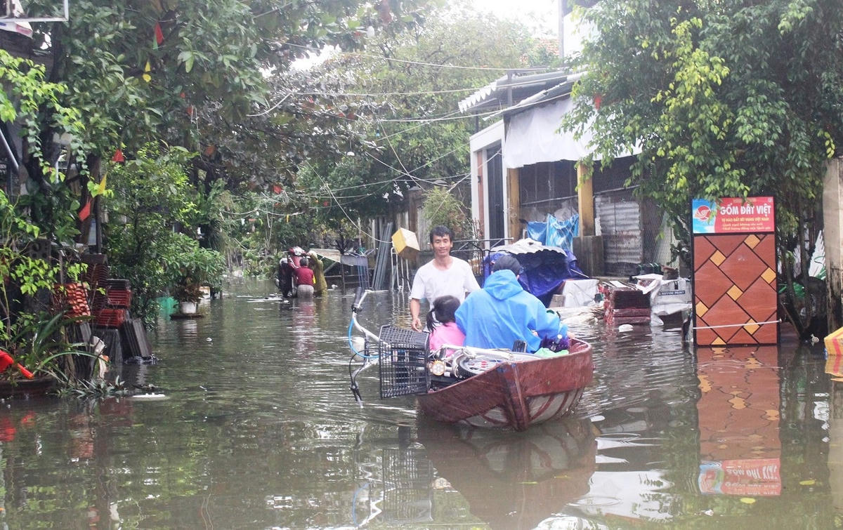 Người dân phường Phước Hòa dùng ghe chèo đi lại.