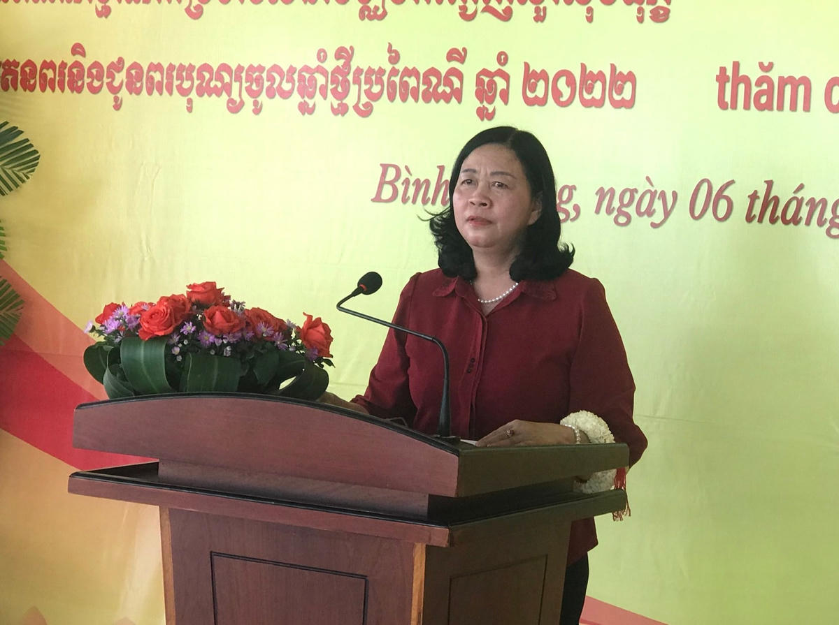 Bà Bùi Thị Minh Hoài phát biểu chúc mừng tết cổ truyền Chôl Chnăm Thmây đồng bào Khmer tại chùa Tông Kim Quang.